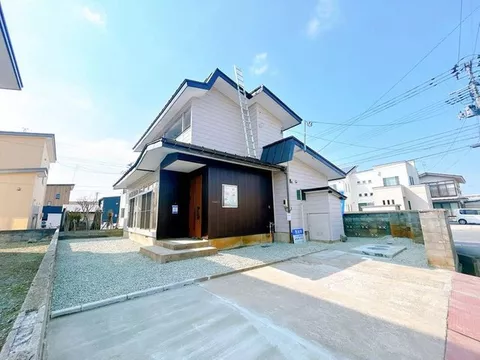 Open house held, immediate move-in possible, interior and exterior renovation completed / water fixtures replaced