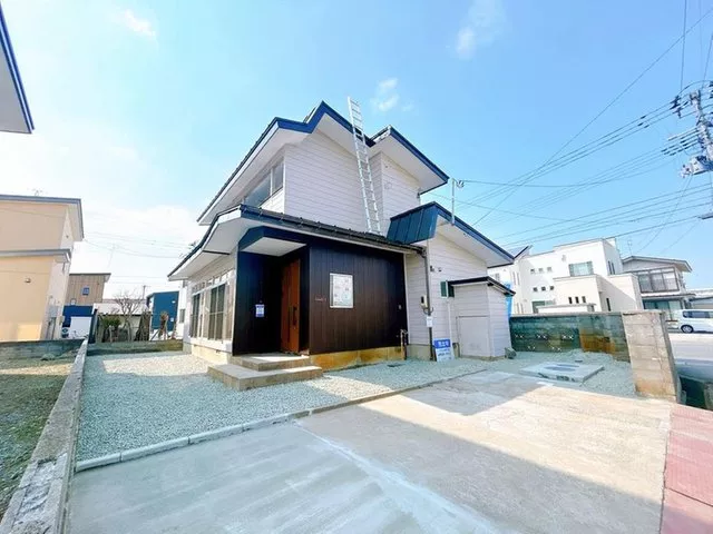 Open house held, immediate move-in possible, interior and exterior renovation completed / water fixtures replaced