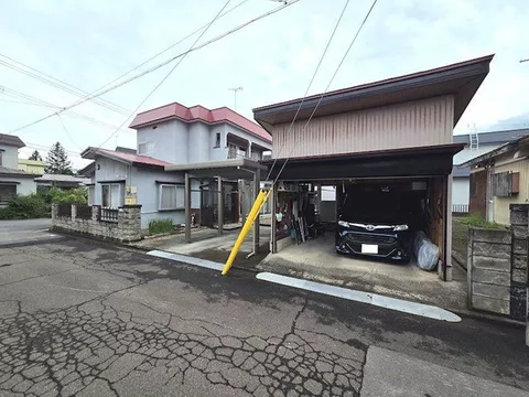 This is a used house with 6DK in the Sakura Gaoka area of Hirosaki City, with a carport and garage