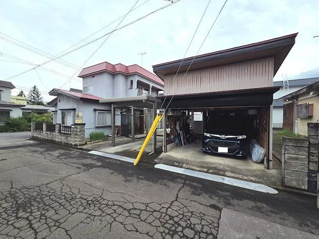 This is a used house with 6DK in the Sakura Gaoka area of Hirosaki City, with a carport and garage