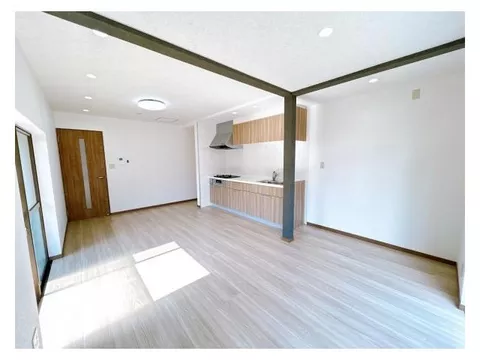 [Open House] [Interior and exterior renovated] [Move-in possible within the year] Parallel parking for 2 standard cars, vertical parking