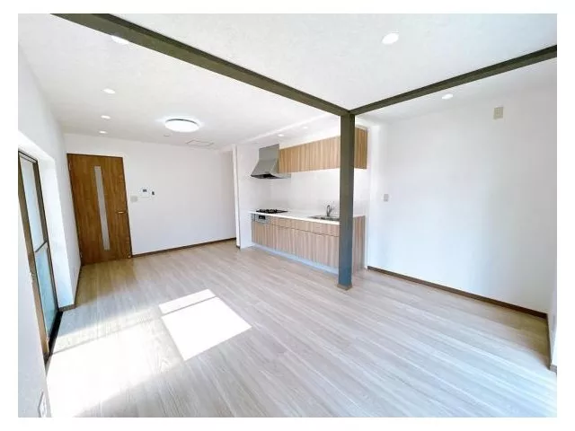 [Open House] [Interior and exterior renovated] [Move-in possible within the year] Parallel parking for 2 standard cars, vertical parking