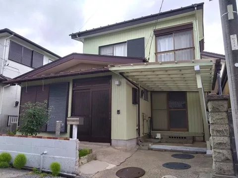 A quiet residential area. Renovation history available! The building is well-maintained.