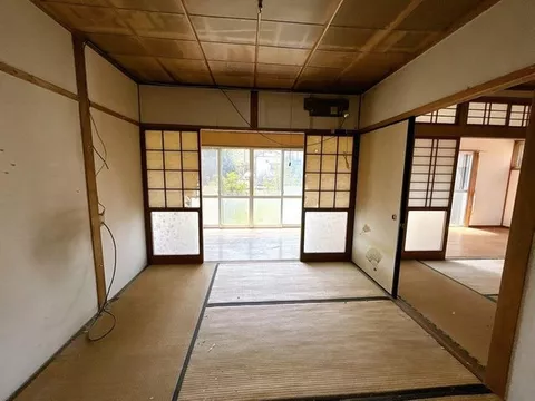 Open house held / Current sale until August 31 / Immediate occupancy available / Parking for 2 cars available / Quiet residential area - Image 2
