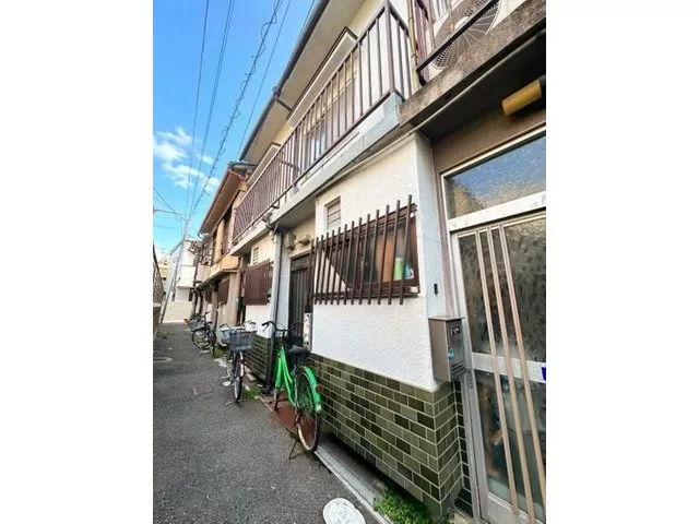 A 3K property that can be remodeled to your liking! Convenient location with shopping facilities within a 6-minute walk