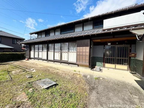 ■ Old folk house with a site of 186 tsubo ■ Includes a dirt floor with a stove and an attic space with visible beams
