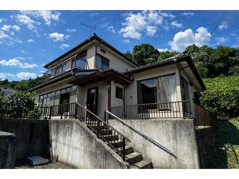Spacious 8DK with a charming retro engawa! Includes two reliable toilets!