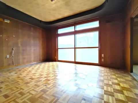 A spacious lot area. How about renovating it to create your own home?