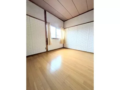 Renovation possible to your liking in an unrenovated property. The road in front is wide, with good sunlight and ventilation.