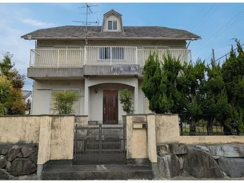Spacious 5DK house with parking space, two-sided lighting, and storage included