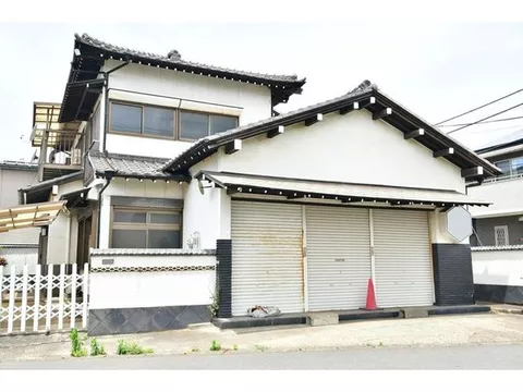 850m to Onuki Station, 11 minutes on foot. Spacious layout with former store area.