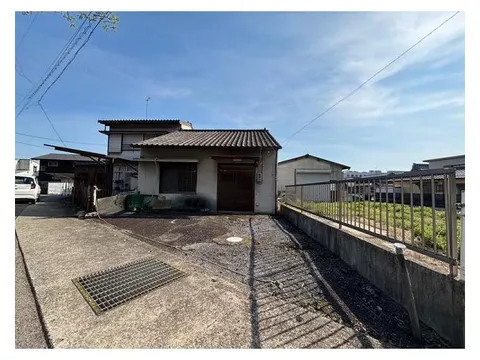 ◆ Single-story building ◆ Parking for 2 cars in parallel possible ◆ Quiet residential area ◆ Within walking distance to elementary and junior high schools ◆ Rich surrounding environment