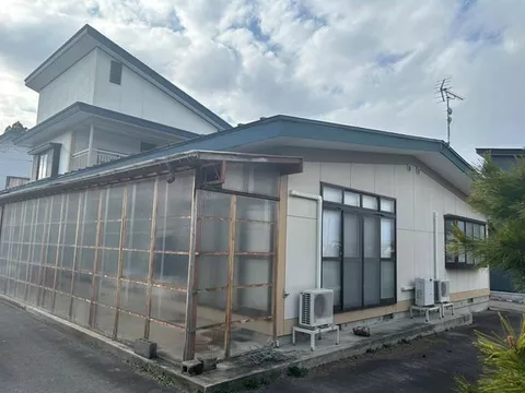 This is a used property in Hagio, Iide-cho. The site is large, so it can be used for various purposes.