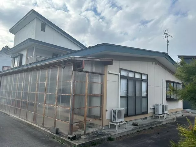This is a used property in Hagio, Iide-cho. The site is large, so it can be used for various purposes.