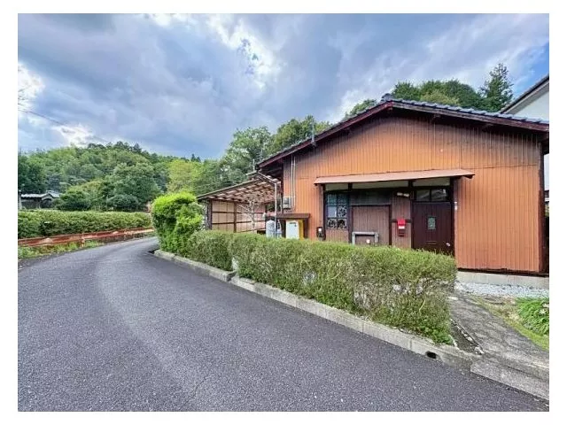 This is a single-story house where you can live in a quiet environment!