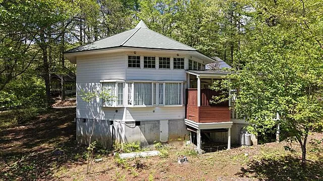 Used single-family home with an open feeling created by the atrium. A residence with an atelier.
