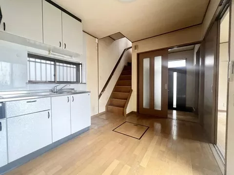 About a 6-minute walk to the nearest bus stop, a life area with various living facilities nearby.