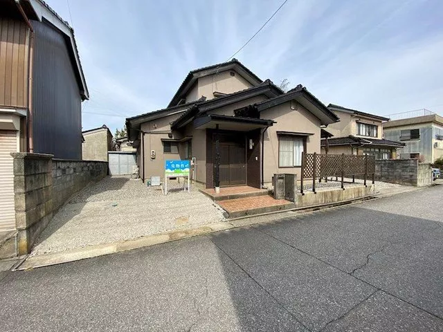 A warm home with a sunroom☆ Spacious lot, parking for 4 cars available.