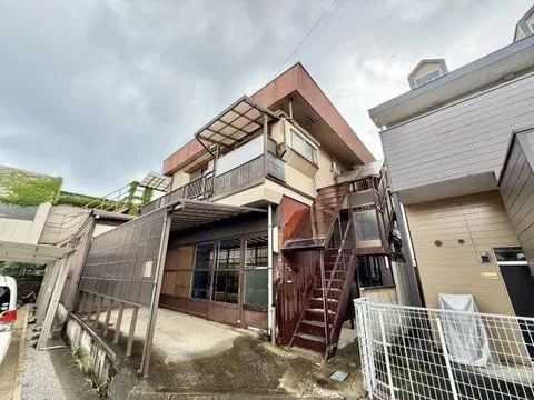 Possible to use as both a residence and business with a store and workshop. It is a green and quiet residential area.