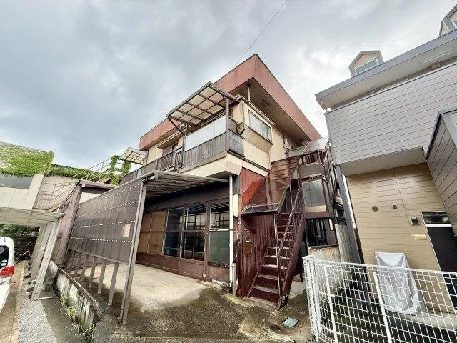 Possible to use as both a residence and business with a store and workshop. It is a green and quiet residential area.