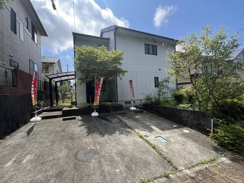 Fully renovated inside and out, ready for immediate move-in! Please come for a viewing!!