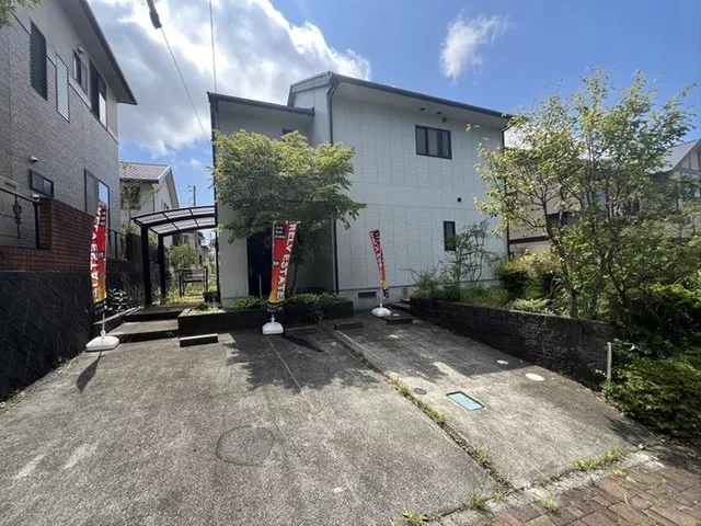 Fully renovated inside and out, ready for immediate move-in! Please come for a viewing!!