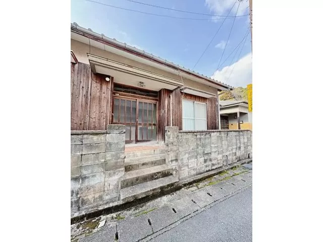 This property is for leasehold, so only the building is for sale. The land is rented for 9,200 yen per year.