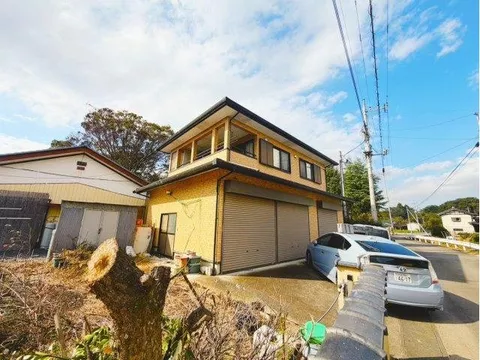 This property has a spacious system kitchen, making everyday cooking enjoyable.
