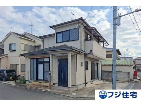 A 3LDK with a Western-style room over 10 tatami mats, all rooms over 6 tatami mats! A corner house with parking for 2 cars depending on the vehicle type.