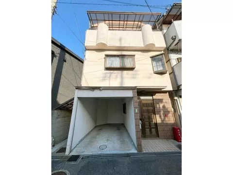 About a 10-minute walk from Kintetsu "Kawachi-Kosaka" Station! Garage with shutter to protect your valuable car♪