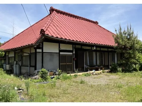 Approximately 677 tsubo of land, approximately 51 tsubo of building, over 100 years old, 8DKK layout, 1061 meters to the convenience store