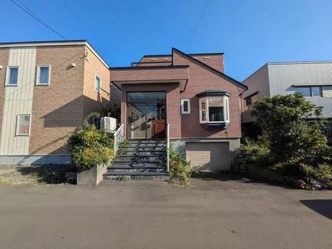 2 minutes on foot to the bus stop & 7 minutes on foot to the elementary school! Bright 4LDK with over 150 square meters