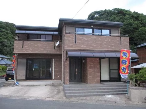 This is a two-family house. The first floor has 4DK, and the second floor has 4LDK, with an external staircase.