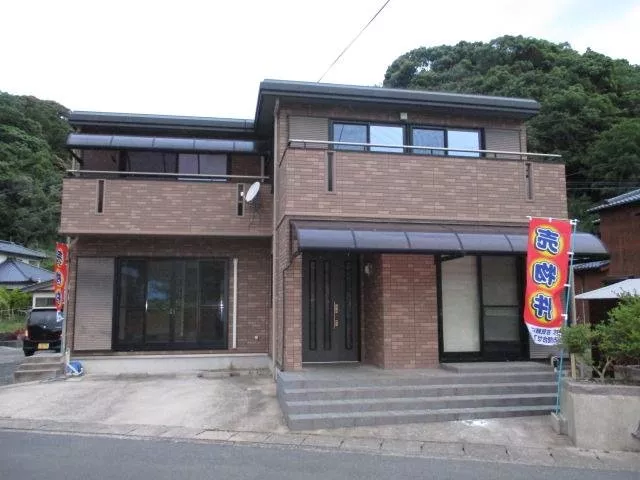 This is a two-family house. The first floor has 4DK, and the second floor has 4LDK, with an external staircase.