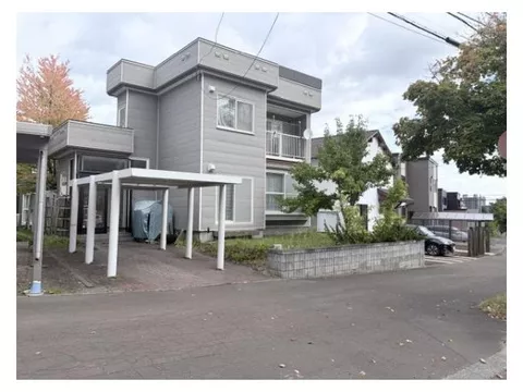 Facing a public road with a width of 20m to the south, land area 59 tsubo, carport available