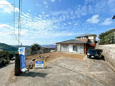 Open house held, current sale / immediate move-in possible. Parking for 3 standard cars available. Single-story house with 3DK layout.