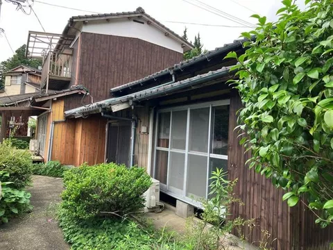 "An old folk house on a hill surrounded by nature and tranquility. A peaceful Japanese lifestyle."