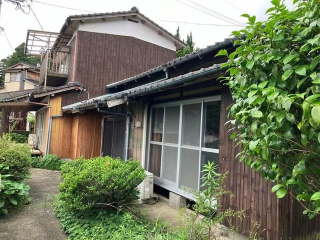 "An old folk house on a hill surrounded by nature and tranquility. A peaceful Japanese lifestyle."
