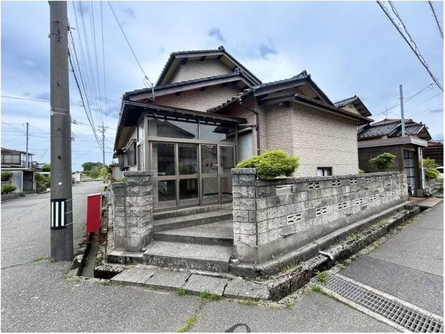 3-minute drive to National Route 8! A 5LDK property with a garden.
