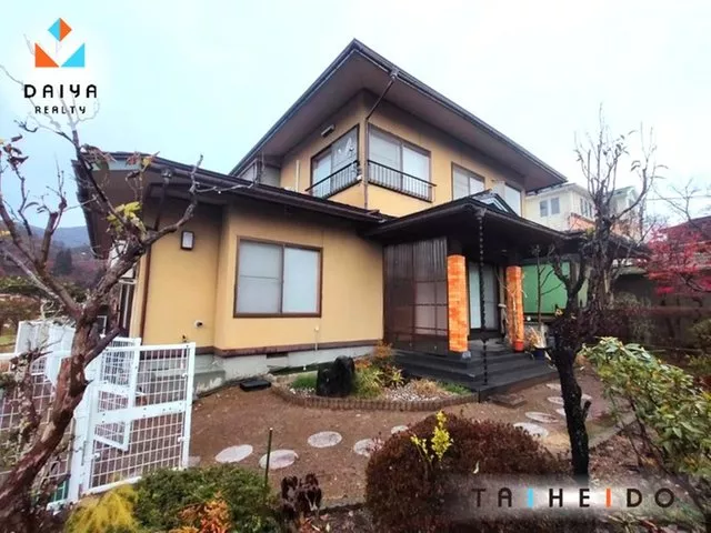 Convenient living with shopping facilities and city hall nearby! Good view! A large garden allows for home gardening!