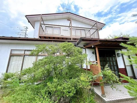 The site area is 137 tsubo, located in a quiet area with little traffic.