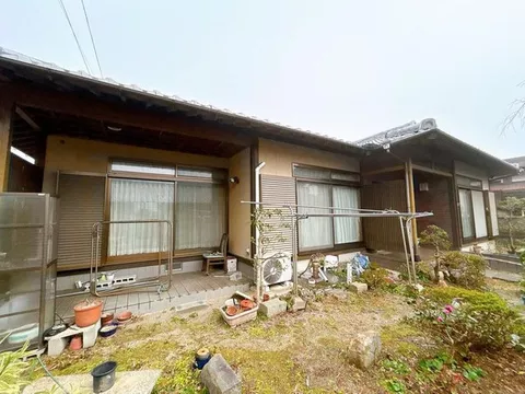 [Open House Held] [Interior and exterior renovation planned] Parking for 4 cars