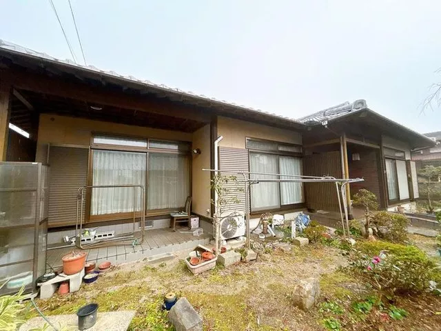 [Open House Held] [Interior and exterior renovation planned] Parking for 4 cars