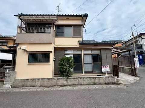 Immediate occupancy available. Corner lot with a sense of openness. 4DK.