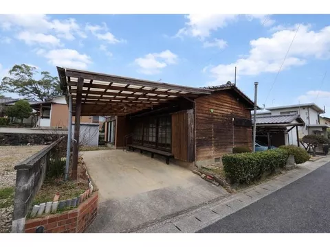 "A single-story house with parking for 2 cars, located in a quiet residential area for 1,980,000 yen."