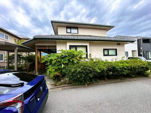 Spacious 52 tsubo with parking for 3 cars and a garden! 6LDK+S house within walking distance to elementary school, available for immediate move-in.