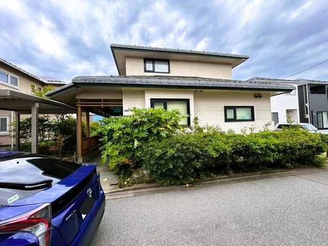 Spacious 52 tsubo with parking for 3 cars and a garden! 6LDK+S house within walking distance to elementary school, available for immediate move-in.