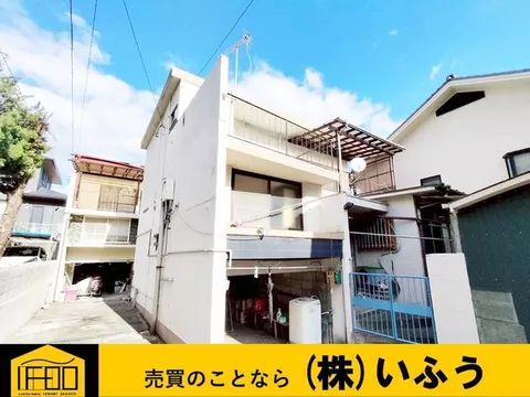House with hot springs on a hill. Each room is independent with a spacious dining kitchen.