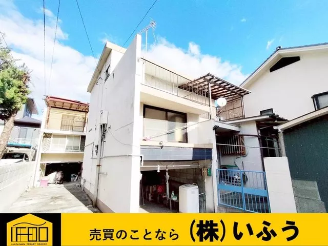 House with hot springs on a hill. Each room is independent with a spacious dining kitchen.
