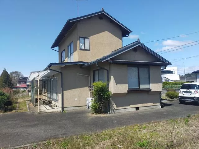 Structure: Wooden/2 stories